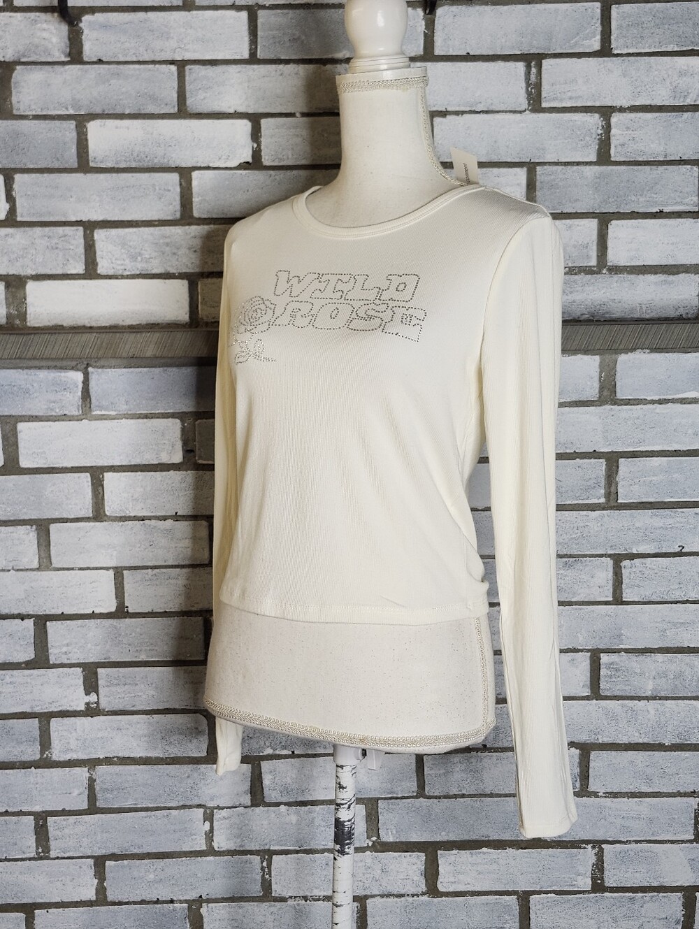 • NWT No Comment Women's Long Sleeve Wild Rose Ribbed Top Size Medium Ivory